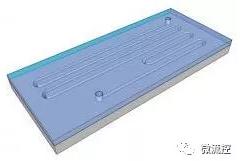 具有高宽高比微通道，采用玻璃基输入输出端口的硅基微流控芯片