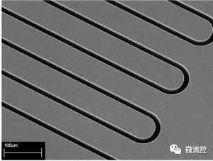 键合前宽高比20：1的硅基微流控通道